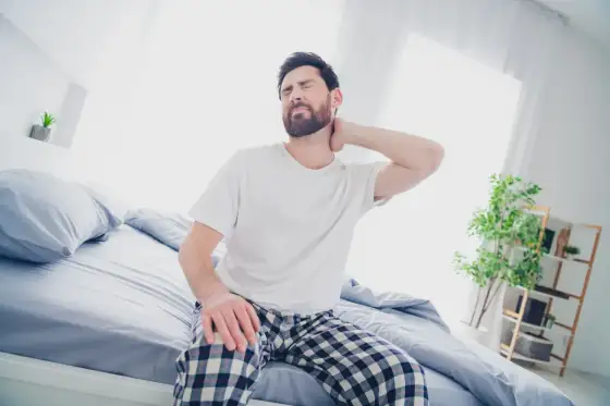 Collo rigido al risveglio - Cause, rimedi e prevenzione